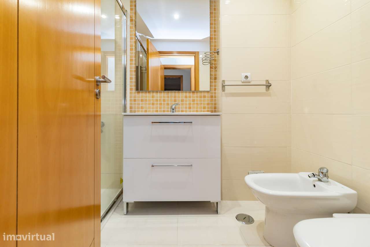 Moderno apartamento T3 com parqueamento e arrecadação-33