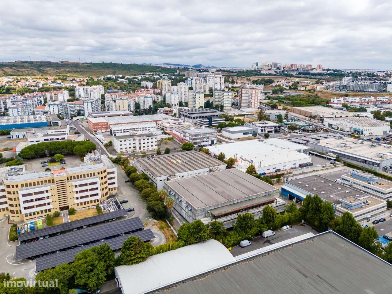 Armazém com 3 Pisos e Grande Lote de Terreno em Carnaxide-2