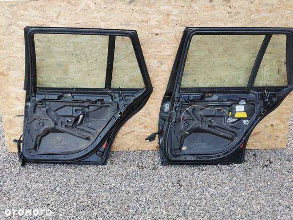 BMW E39 KOMBI,TOURING 2XDRZWI TYŁ PRAWE STRONA PASAŻERA SCHWARZ II NR. 8 266 726 OEM - 7