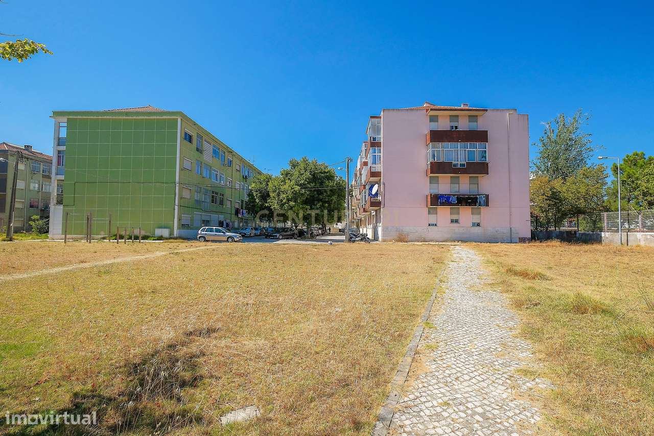 Apartamento T3  remodelado no Pragal-31