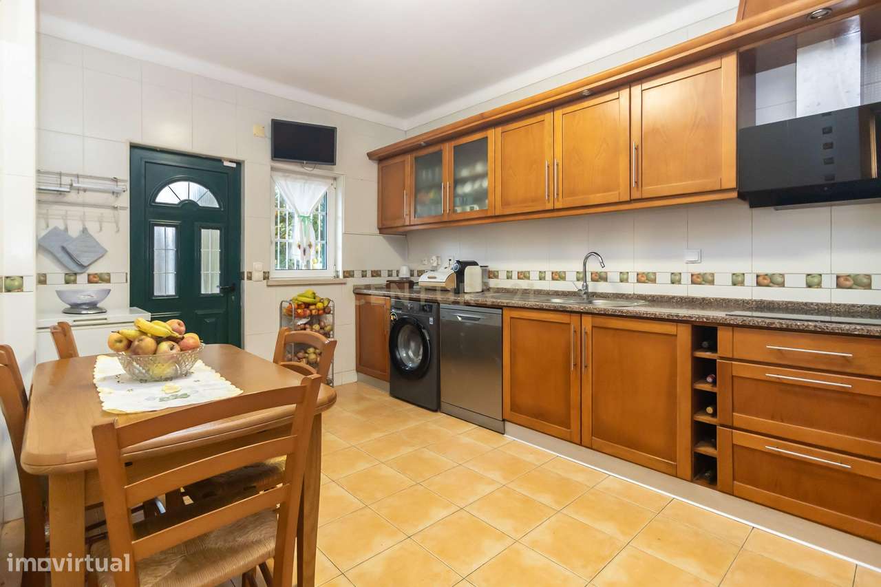 Moradia T4 Independente com garagem e jardim em Setúbal-8