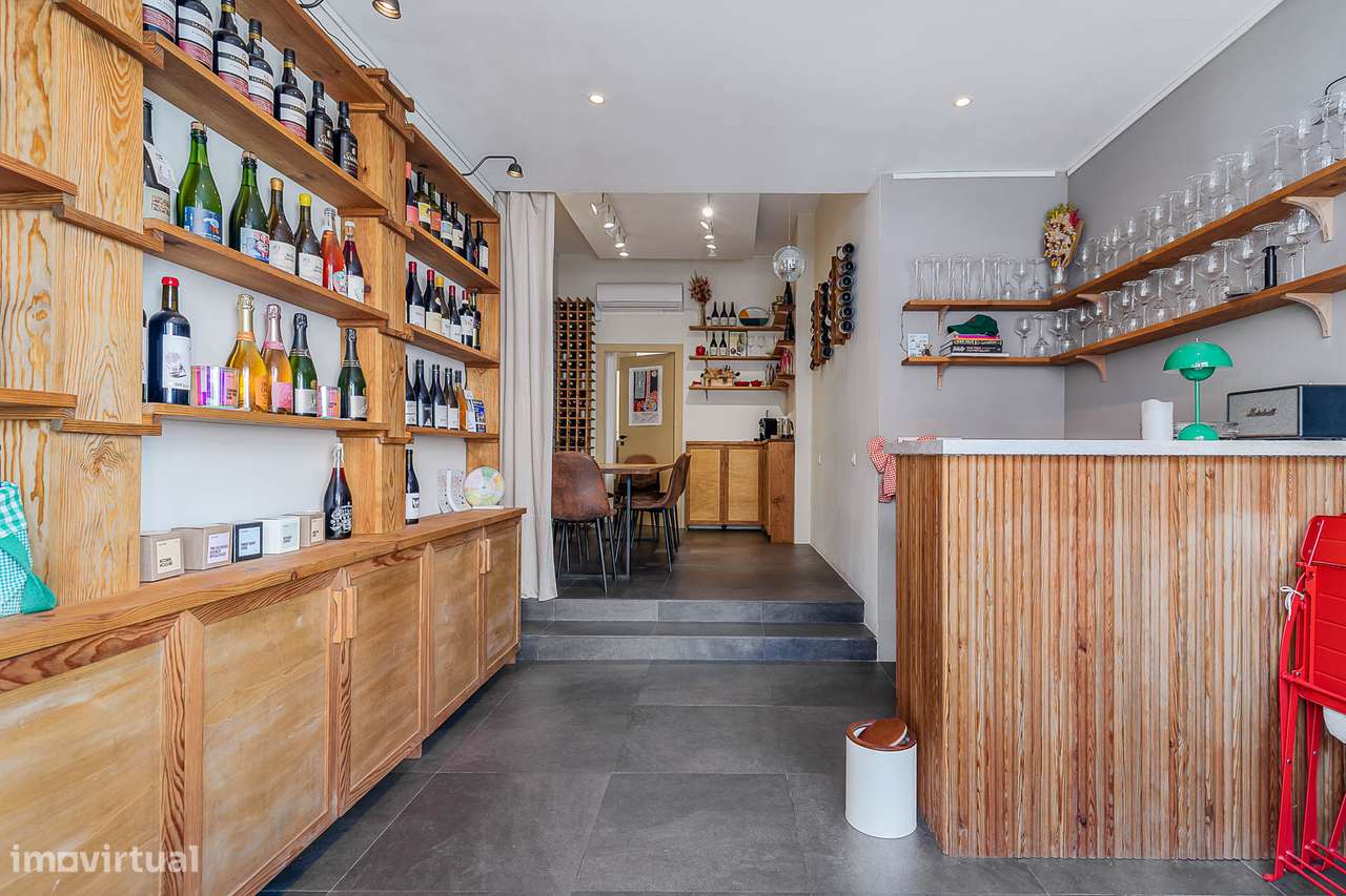 Garrafeira, mercearia para trespasse na Rua Tenente Ferreira Durão-0