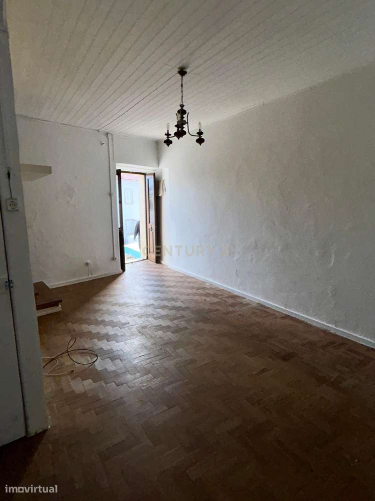 Centro do Gradil - Moradia T2 para remodelar-5