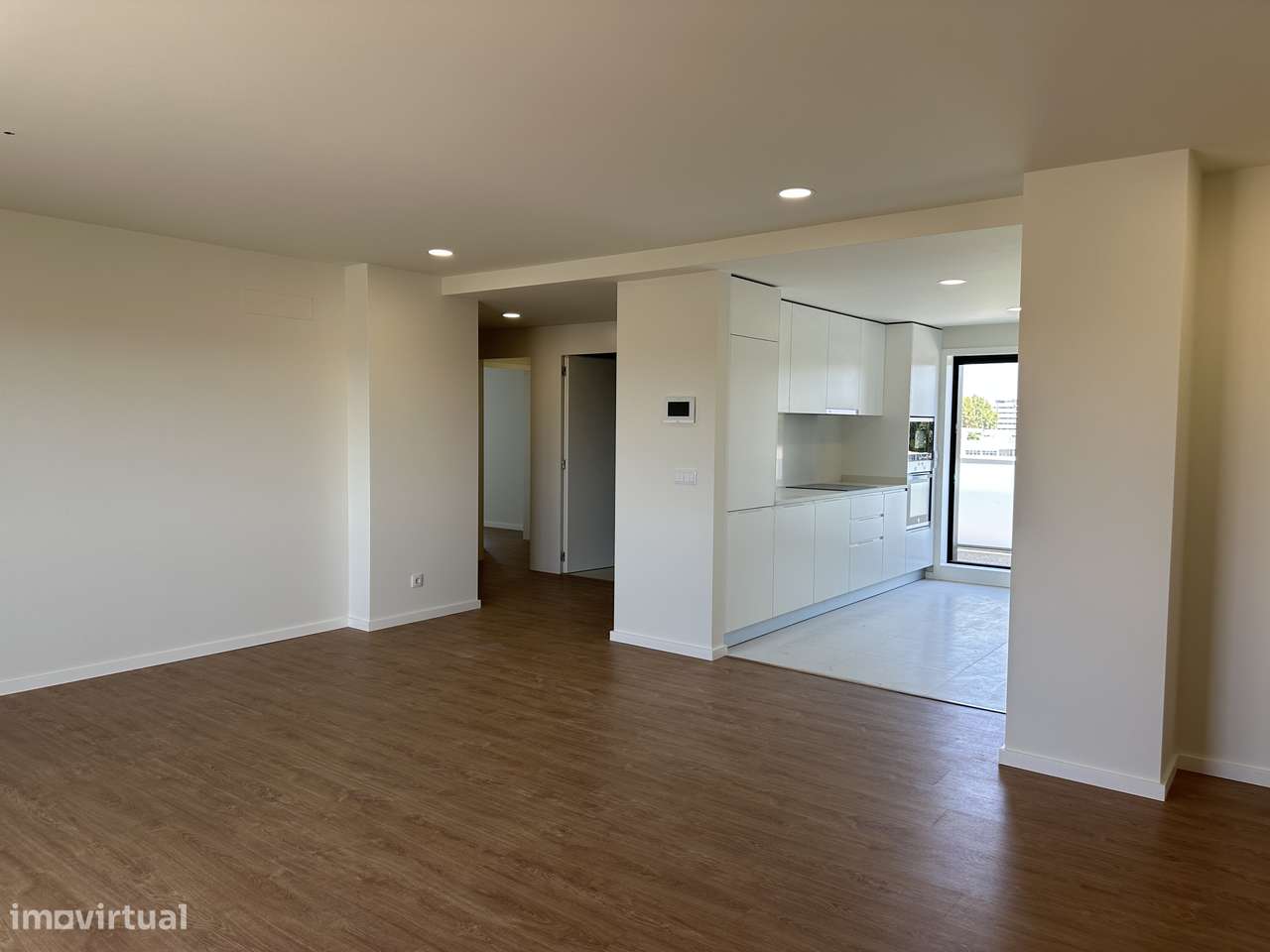 ÚNICO - T3+1 Novo, Último Piso, c/ Varandas e Garagem 3 automóveis - Grande imagem: 4/31