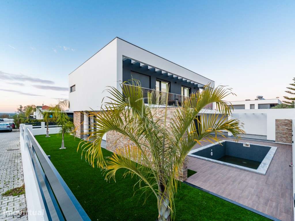 Moradia V4 com piscina em Azeitão-10