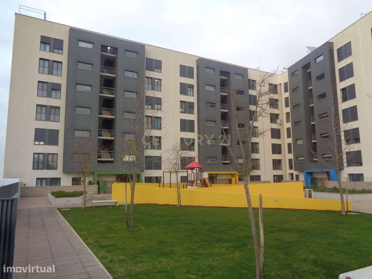 Apartamento T2 com Suíte, Parqueamento e Arrecadação em Condomínio Fec - Grande imagem: 2/32