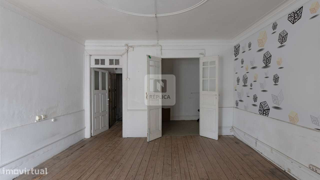 Prédio para Remodelar em Localização Prime no Centro do Porto - Grande imagem: 2/17