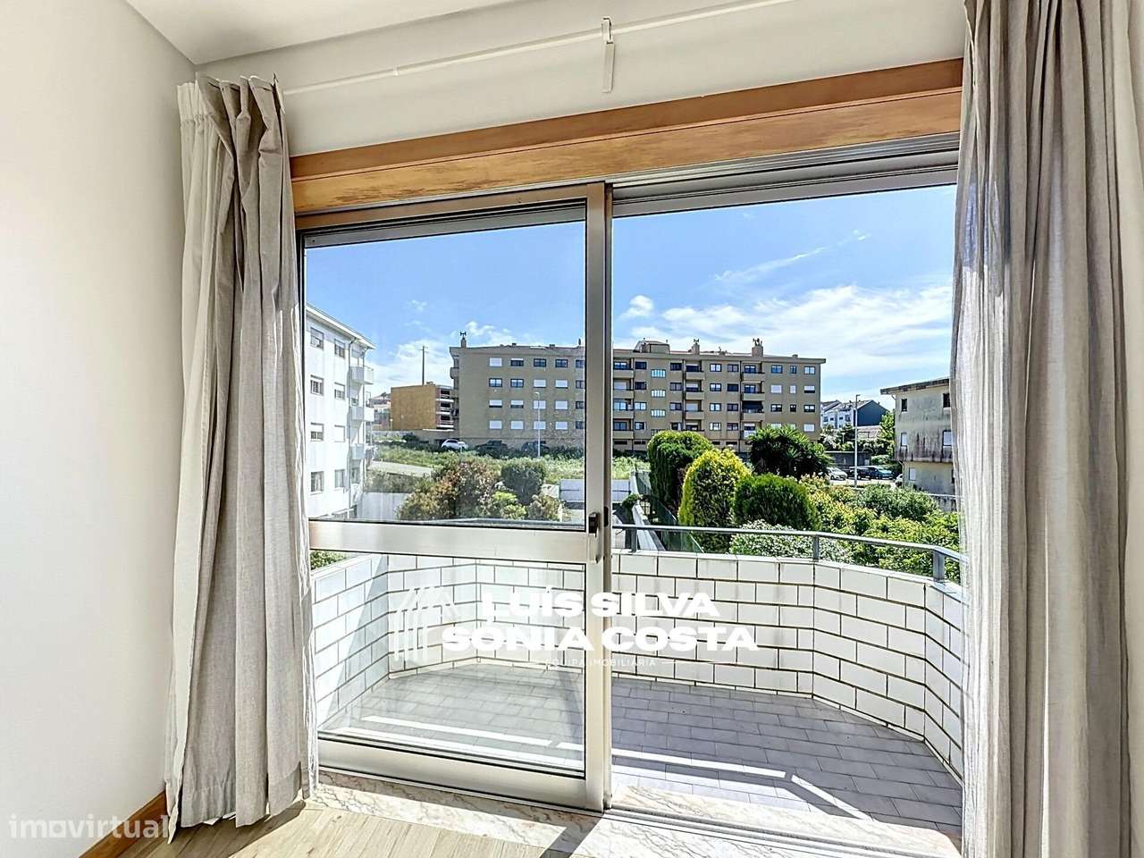 Loja transformada em Apartamento T1+1 Remodelado c/ 2 Varandas c/...-16