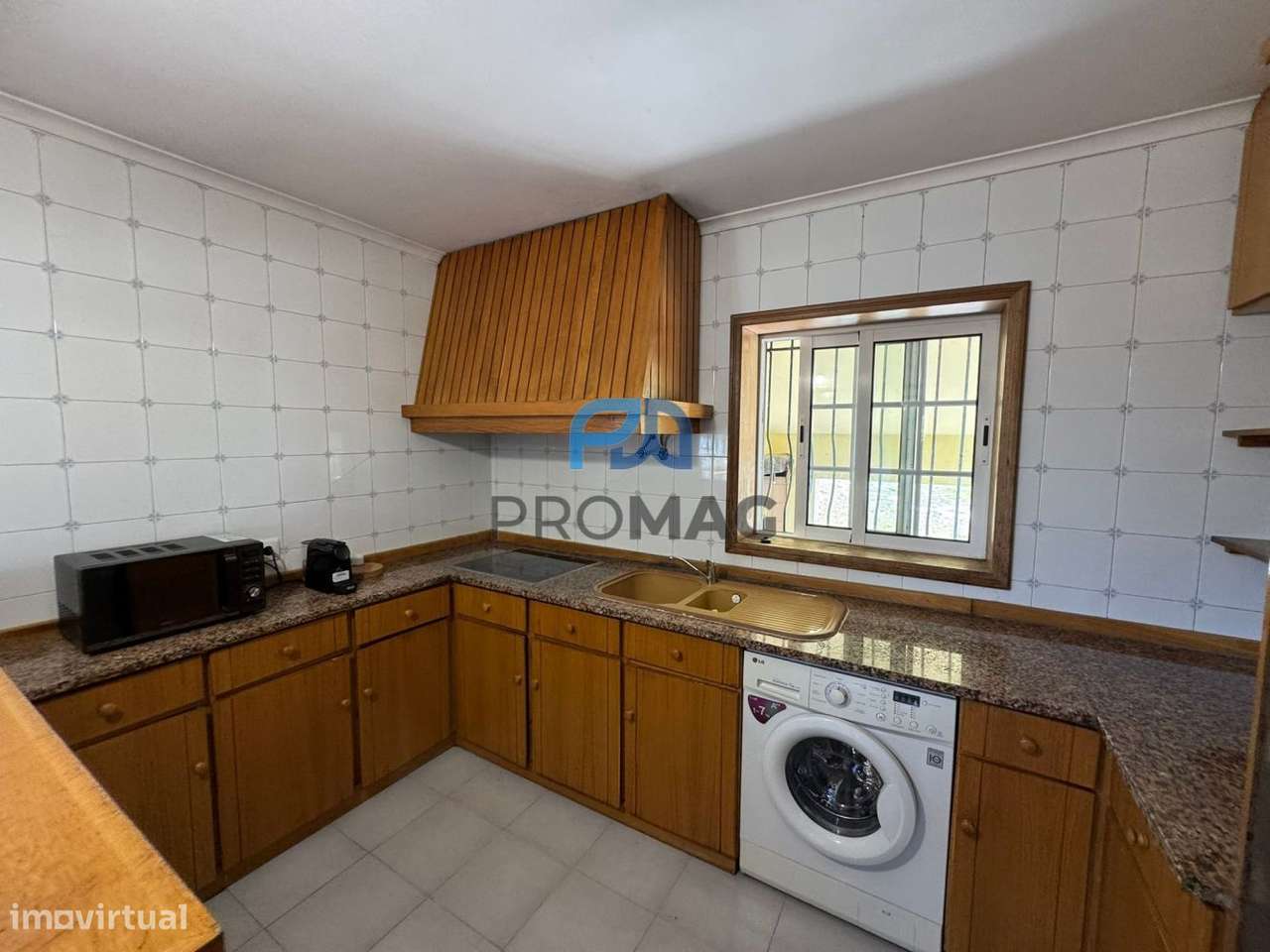 Moradia com excelente área, piscina e plena privacidade-29