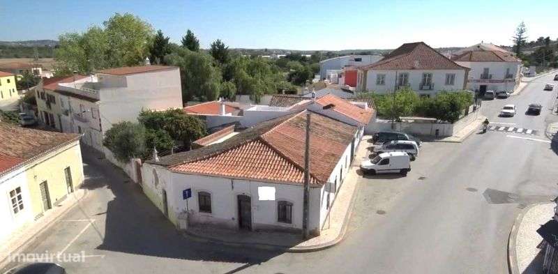 Moradia Isolada 2 Areas Comerciais E Jardim