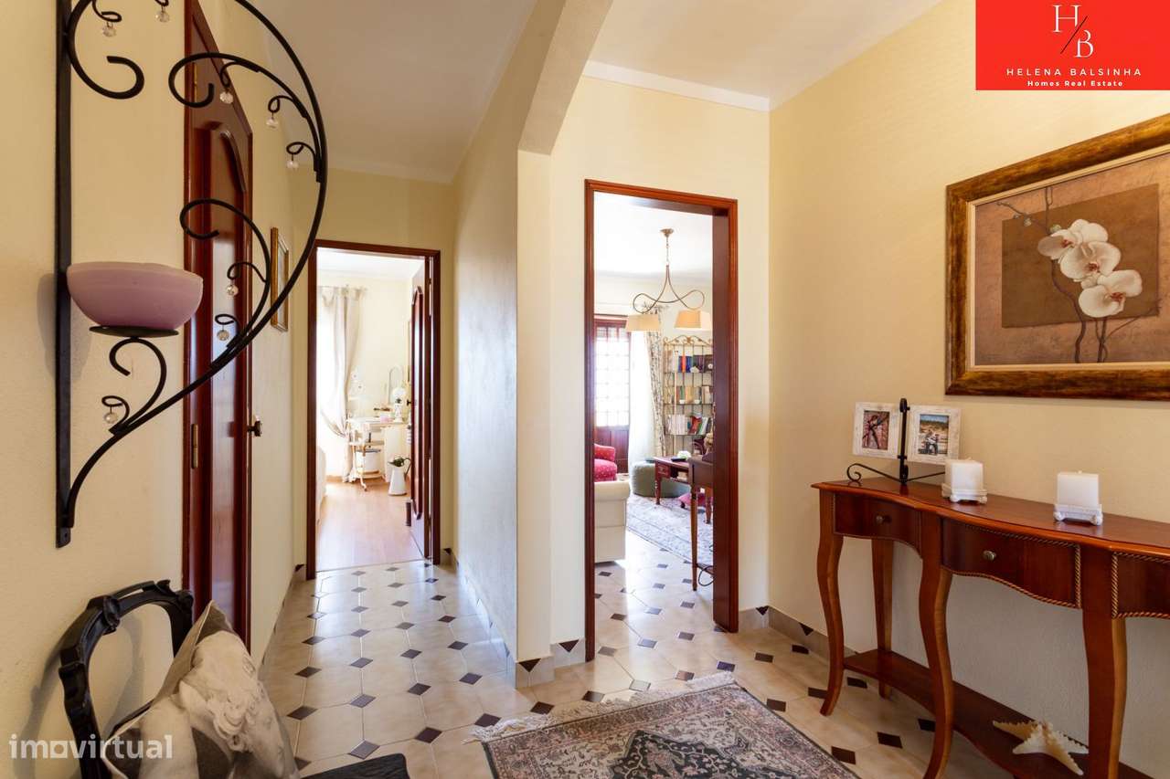 Bonita moradia V6, situada nos Casais de São Lourenço, junto à pra-37