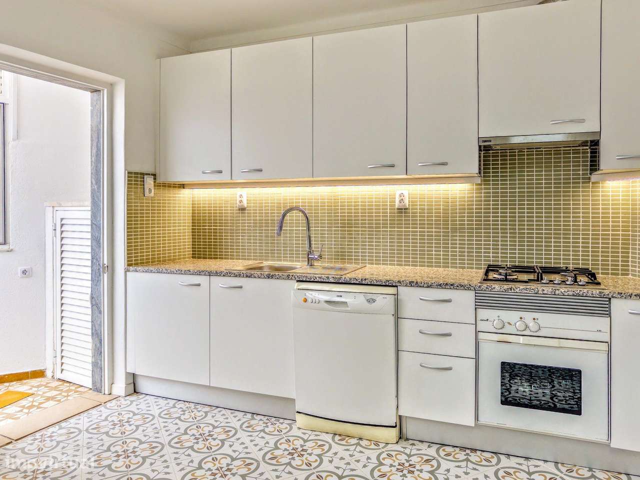 Apartamento T3 totalmente renovado na baixa de Olhão - Grande imagem: 2/18