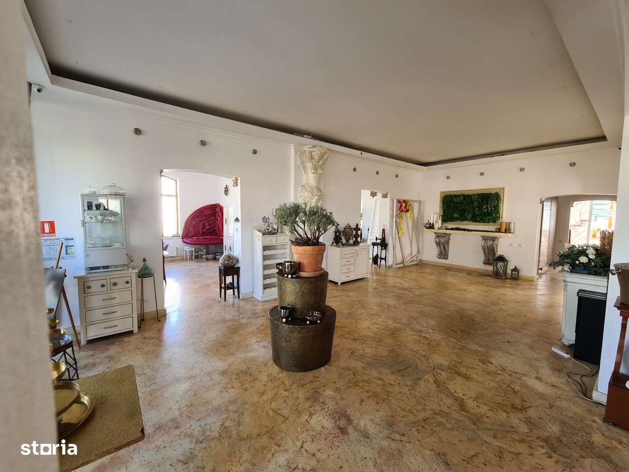 Vila cu piscina - teren generos și potențial multifuncțional-8