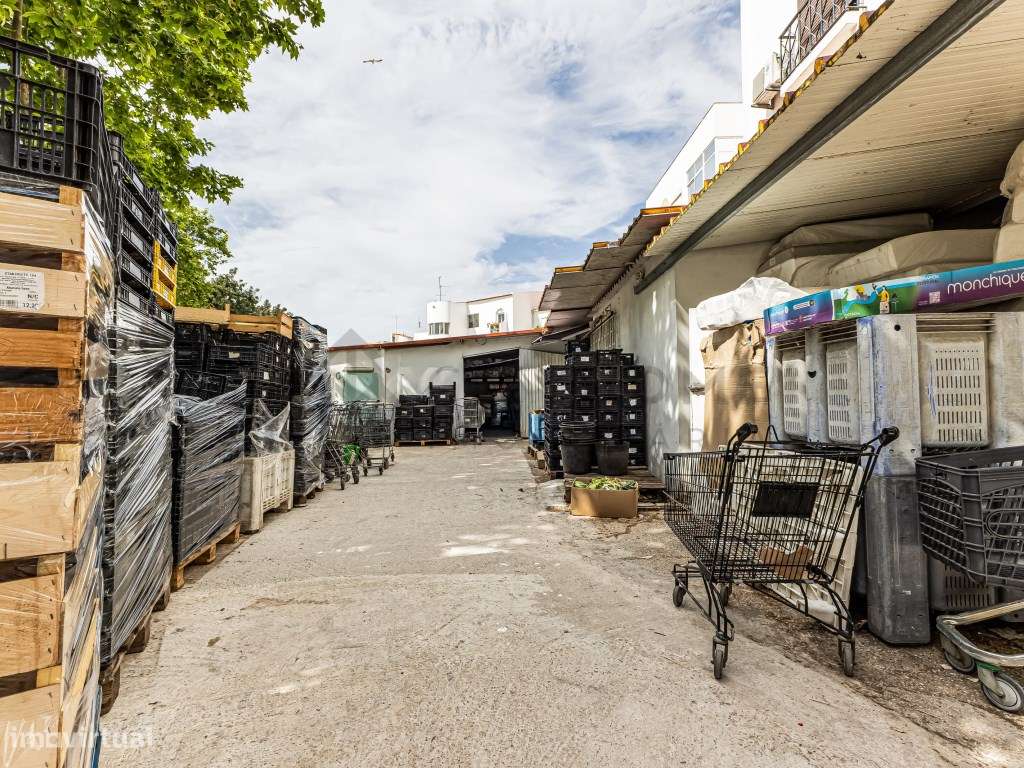 Supermercado em funcionamento no centro de Albufeira-27