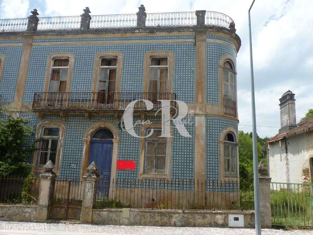 Solar histórico com 8 quartos, garagem e 15ha de terreno para recupera - Grande imagem: 3/51