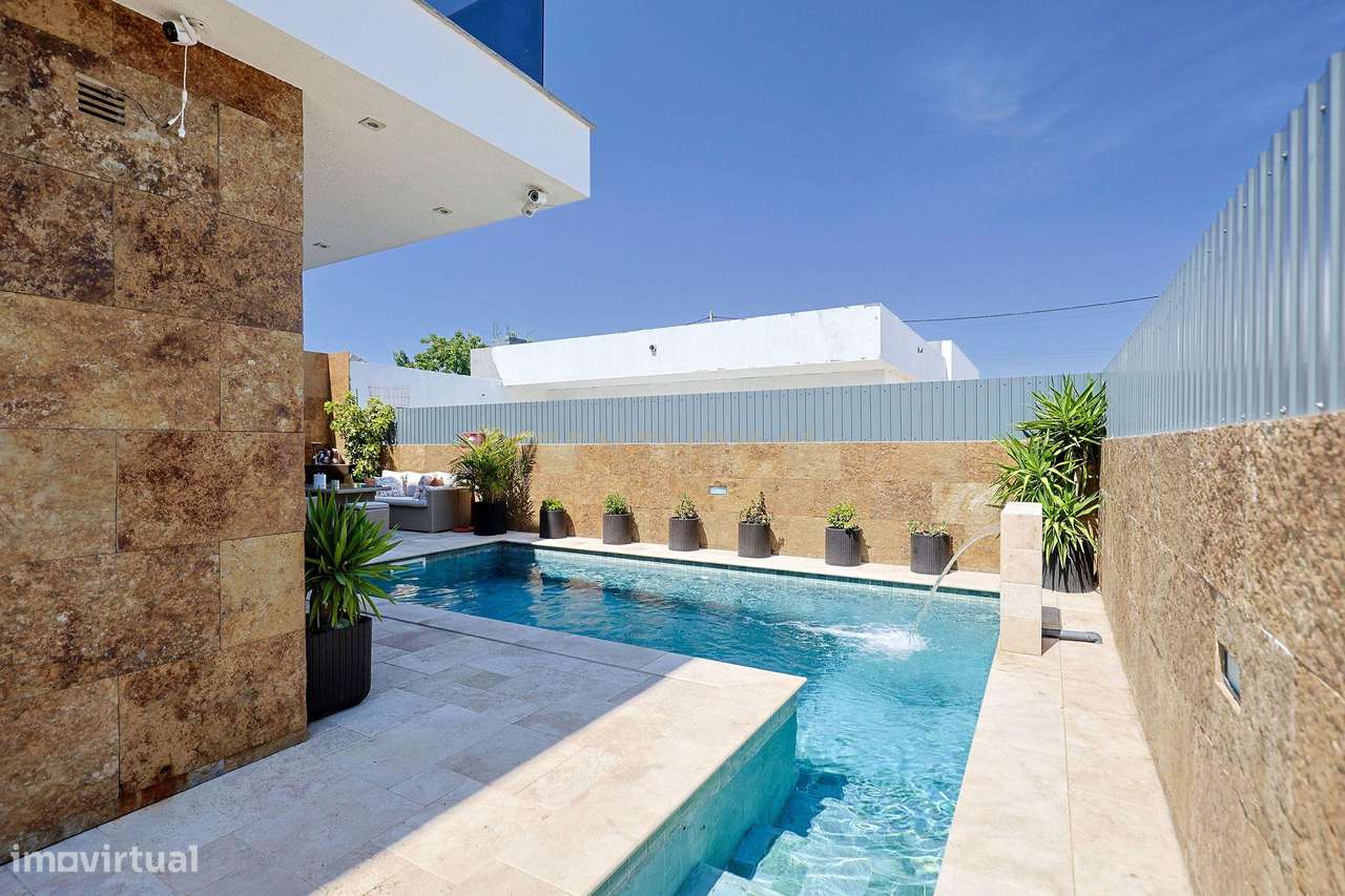 Moradia de Luxo | Duas Master Suites | Piscina de Água Salgada-0