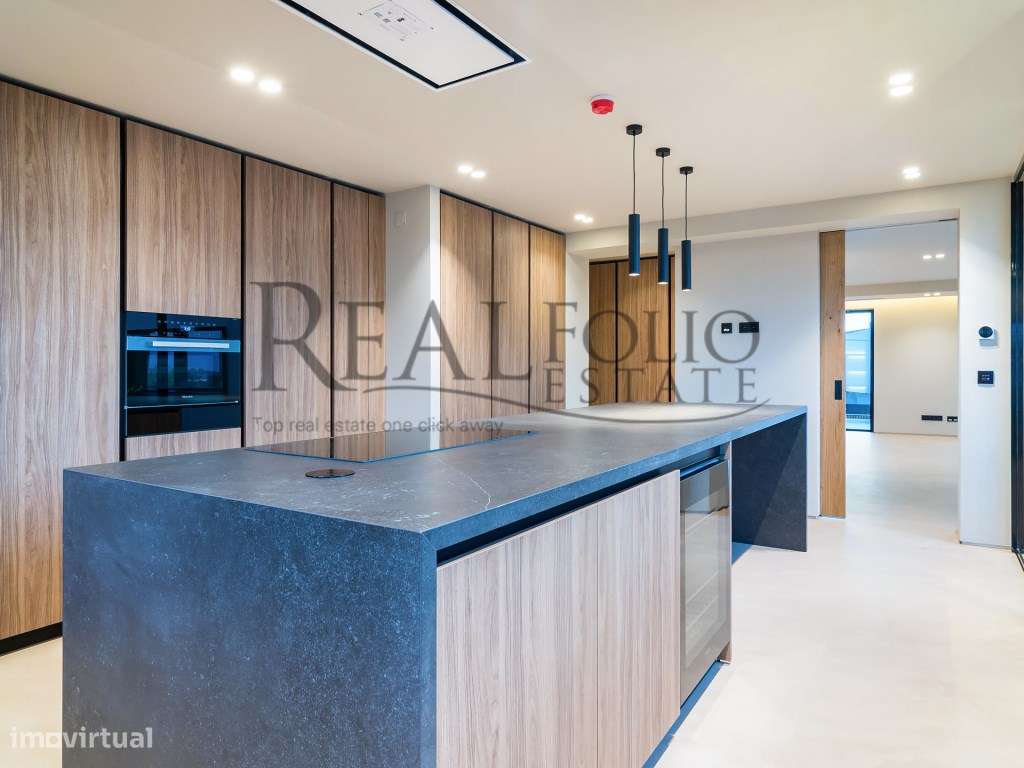 Moradia T5 com acabamentos de luxo e vista panorâmicas sobre a Baia...-15