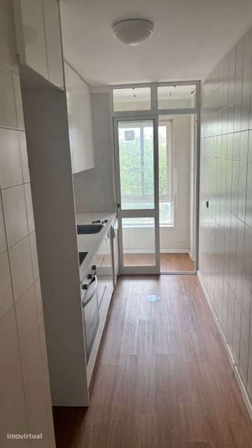 T2 Totalmente Remodelado em Ramalde | Garagem + Arrumos-4