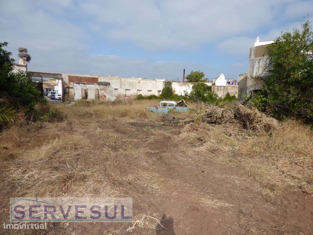 Prédio urbano com a área de 3700m² e construções existentes em cond... - Grande imagem: 3/18