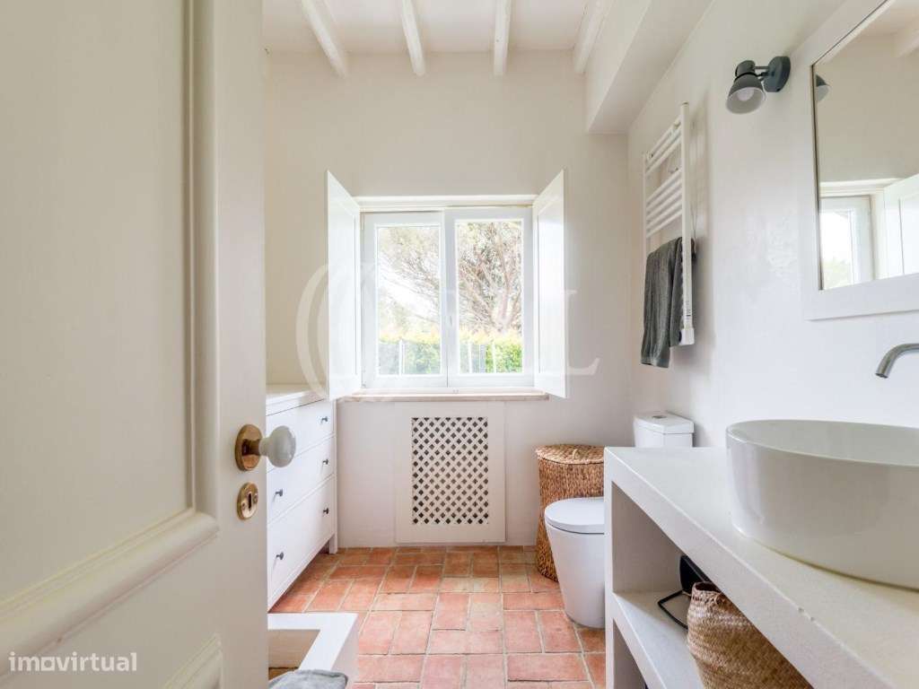 Moradia T6 com jardim e piscina no Estoril em Cascais-18