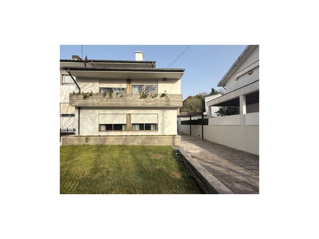 Moradia V3 na Senhora da Hora - Localização Premium!-0