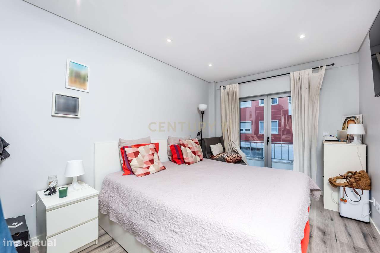 Apartamento T2 com Varanda em Encosta do Sol, Amadora-18