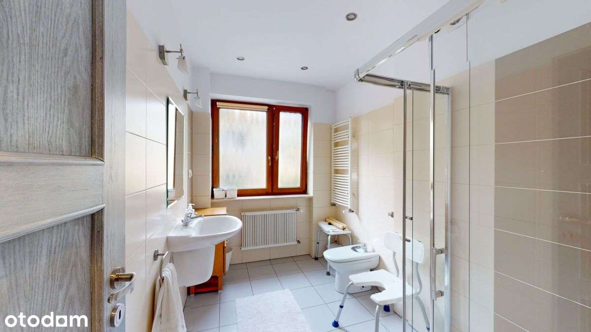 Dom 2 rodzinny z miejscem na działalność.-15