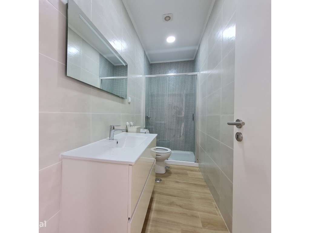 Vende-se moradia T8 junto á Praia da Assenta-30