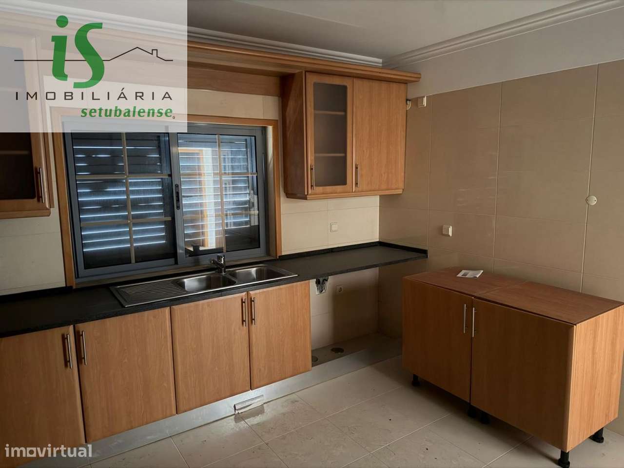 MORADIA T4 NA SOBREDA COM GARAGEM ISOLADA E TERRENO EM GAVETO. - Grande imagem: 5/43