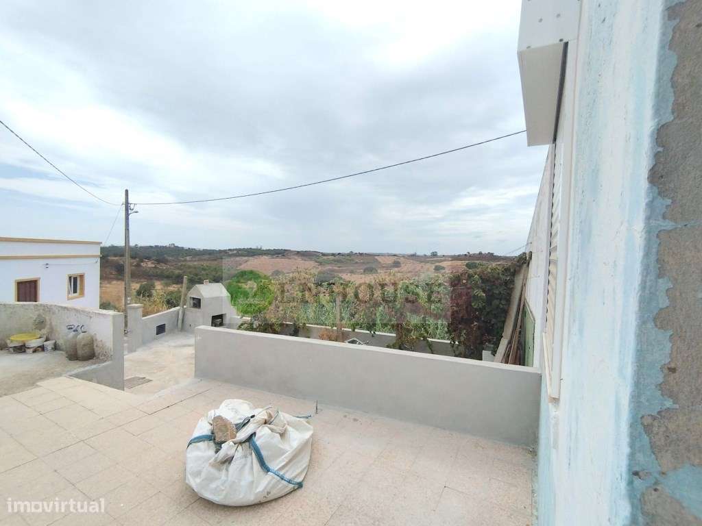Moradia térrea T2 em remodelação com garagem, pátios e horta, Odele...-19
