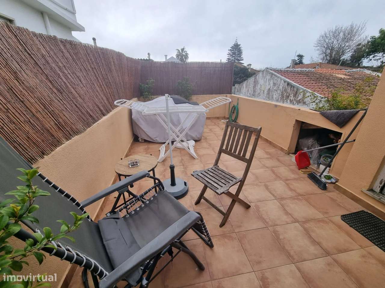 Prédio com 3 apartamentos T2, com Terraço e Jardim na Costa da Caparic-39