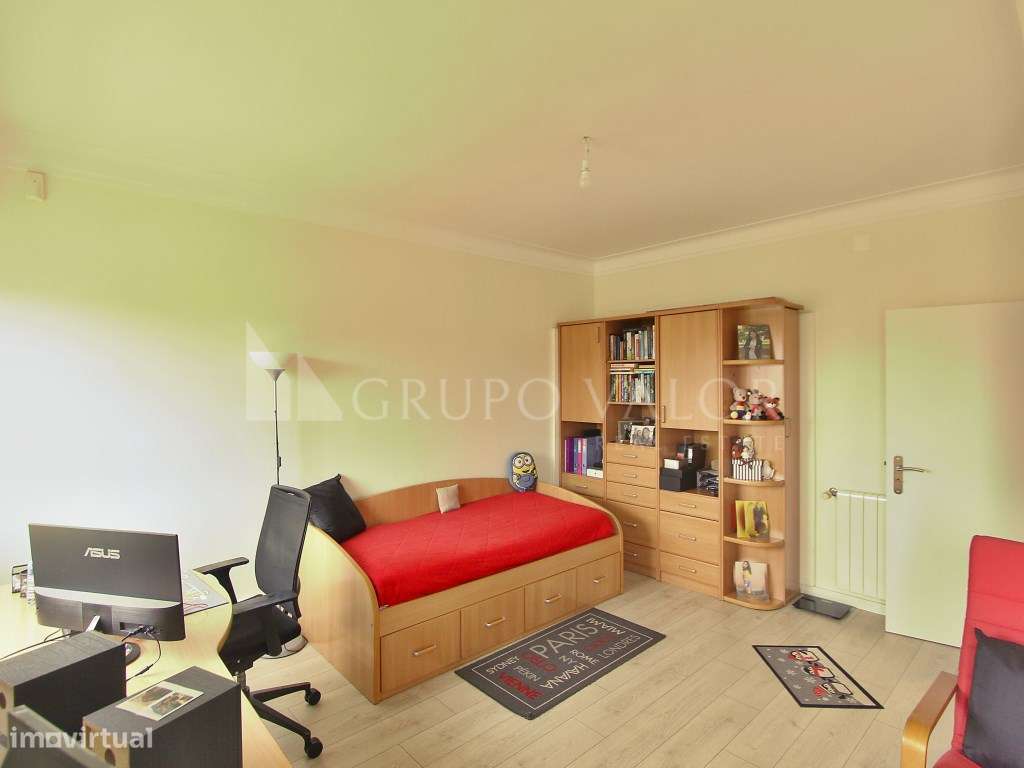 Moradia T4 com Garagem e Logradouro de 200m2 - Algueirão Mem Martins-25