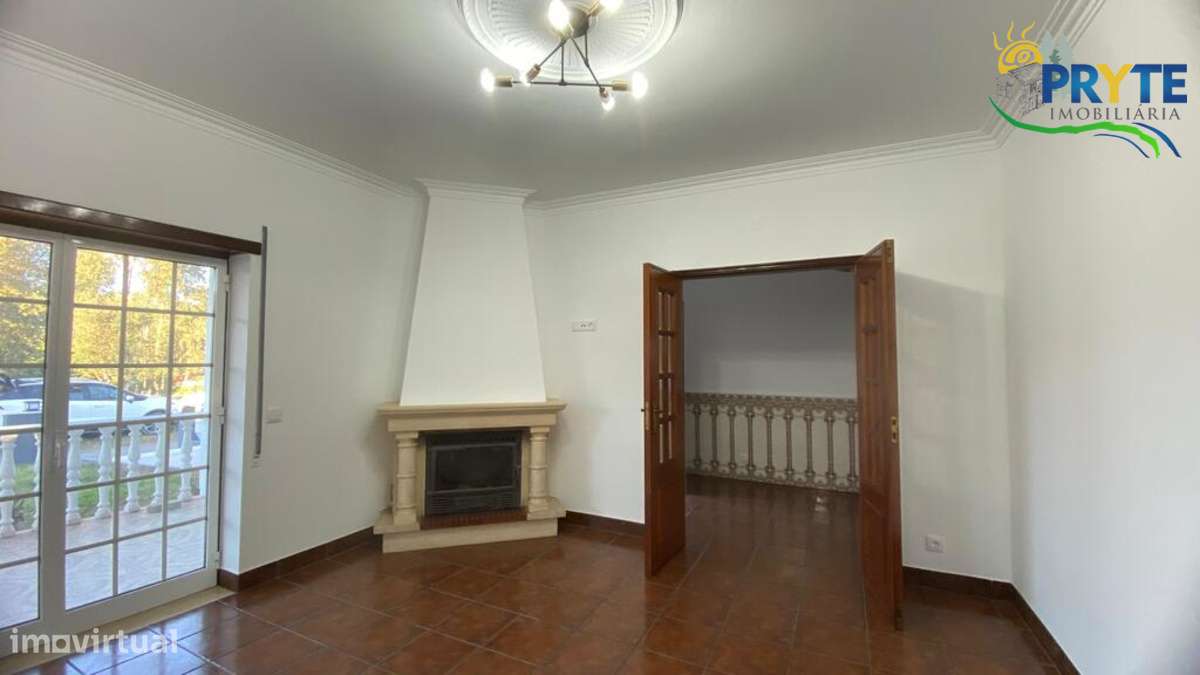 Moradia em Excelentes Condições com Amplo Terreno - Oportunidade Única-32