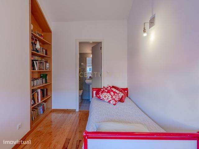 Moradia T6 com Jardim Interior e Garagem na Lapa – Junto à Embaixada d-22