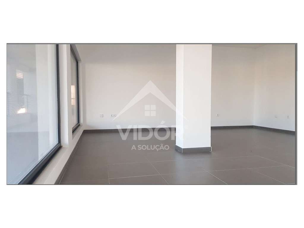 Loja Montes Burgos c/ montra e lugar de garagem - Circunvalação - Grande imagem: 3/13