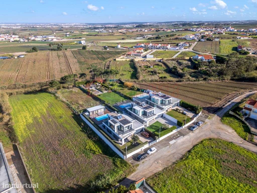 Moradia de Luxo T3 com Piscina e Vista Mar-40