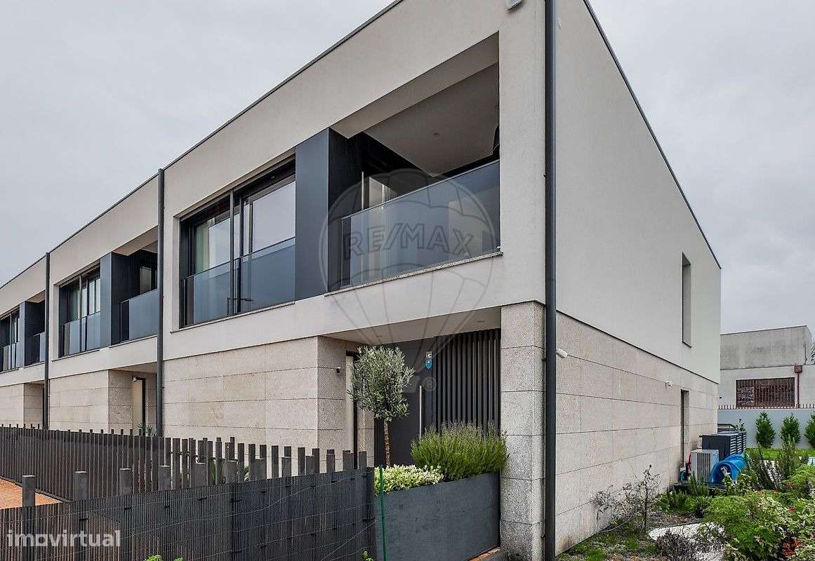 Moradia de Luxo T3+1 com Piscina Aquecida -300m da Praia em Matosinhos-32