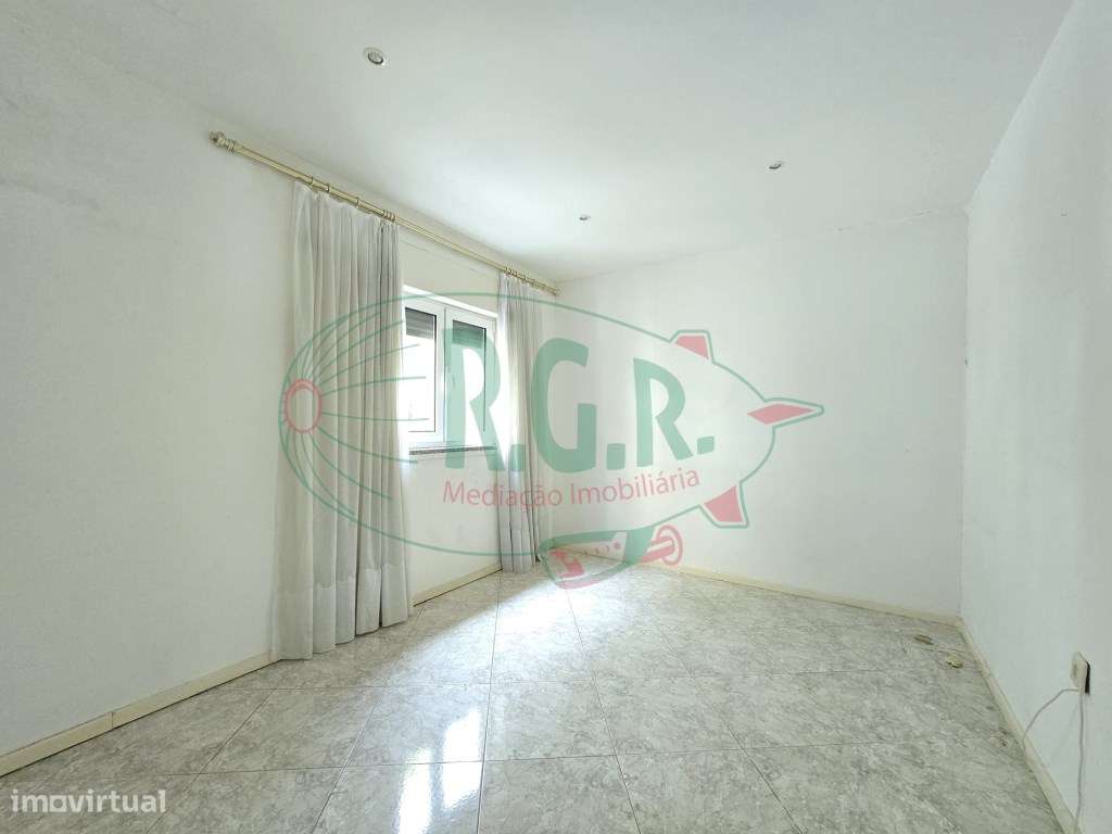 INVESTIMENTO - T5 Entrada Independente | Garagem | Peq. Quintal | C...-23