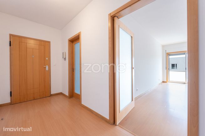 Apartamento T3 com duas varandas, garagem e arrumos, Maia-0