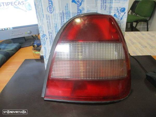 Farol Tras 220 63324 NISSAN SUNNY 1993 1.4I 82CV 5P VERMELHO DRT - 1