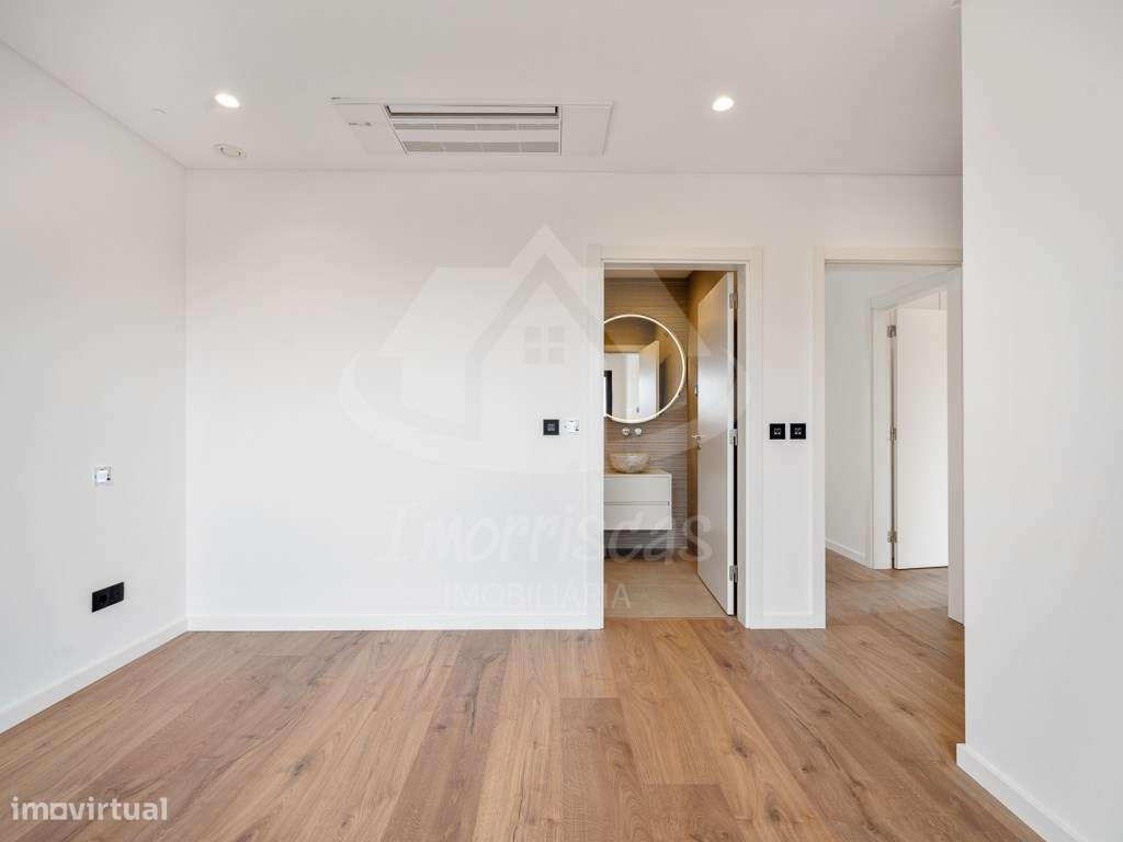 Moradia T4 com piscina e vista panorâmica em São João da Talha-17