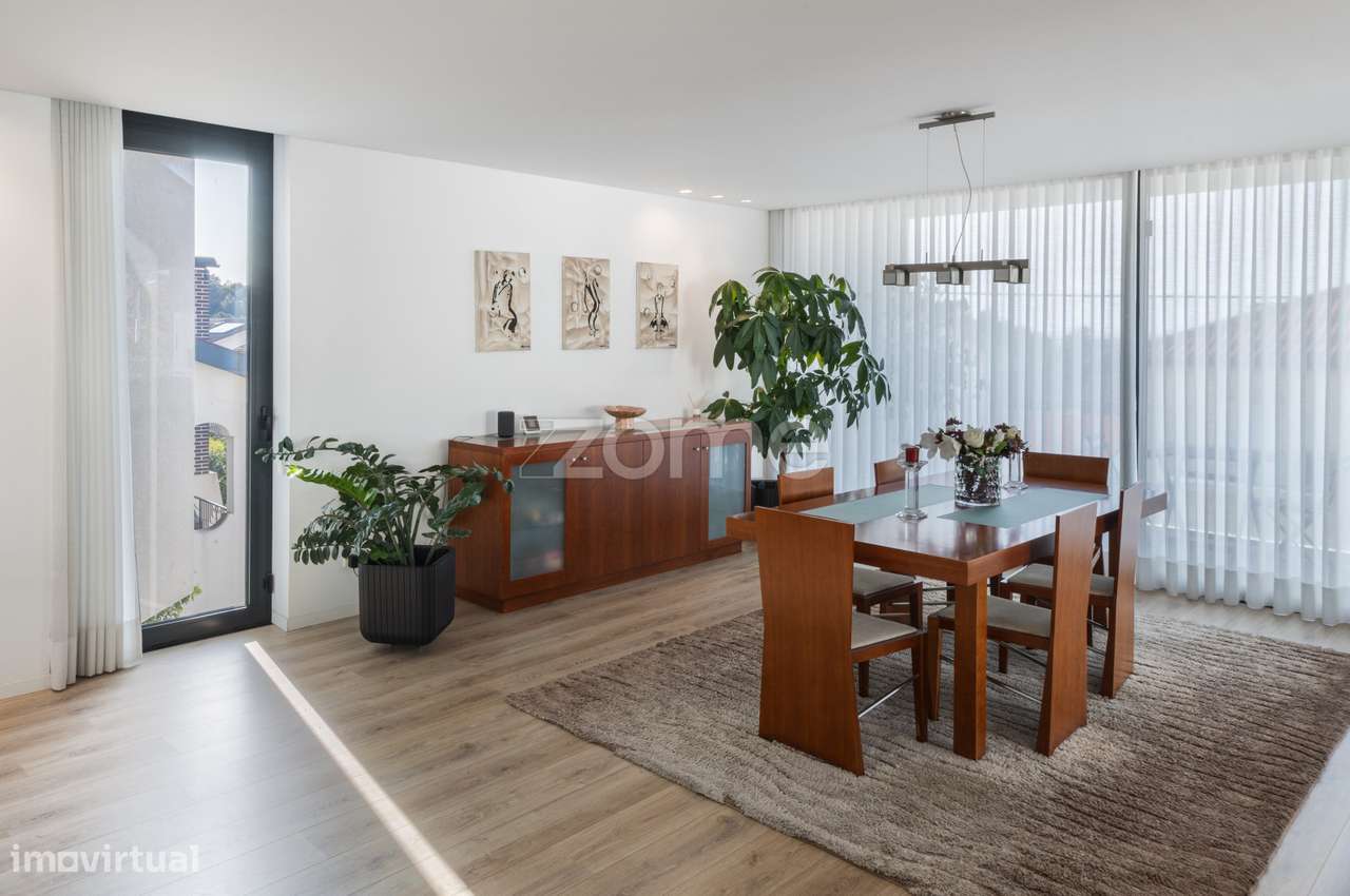 Moradia zona social térrea em Nogueira com Piscina e Três Suites - Grande imagem: 4/34