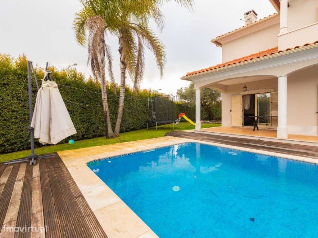 Vende-se Moradia V5 na Aroeira - Almada-18