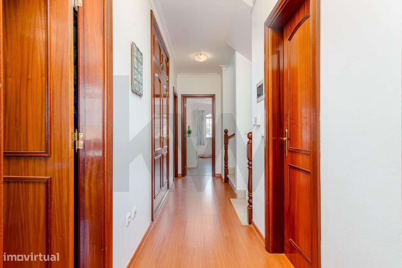 Moradia em Banda T4+1 com Jardim, Garagem e Sótão-38