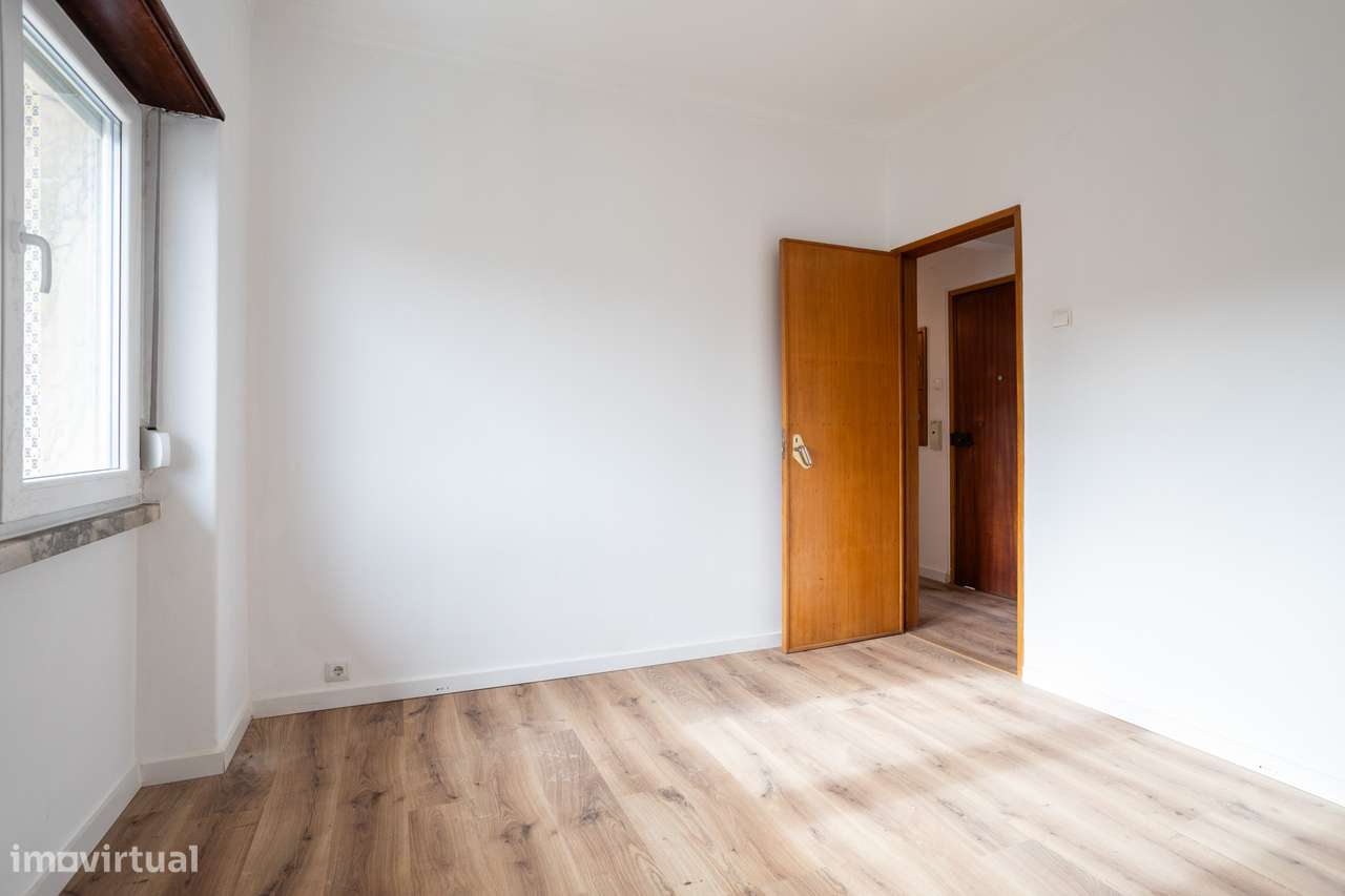 Apartamento T2 Renovado e Cheio de Luz em Sacavém – O Refúgio Perfeito - Grande imagem: 4/17