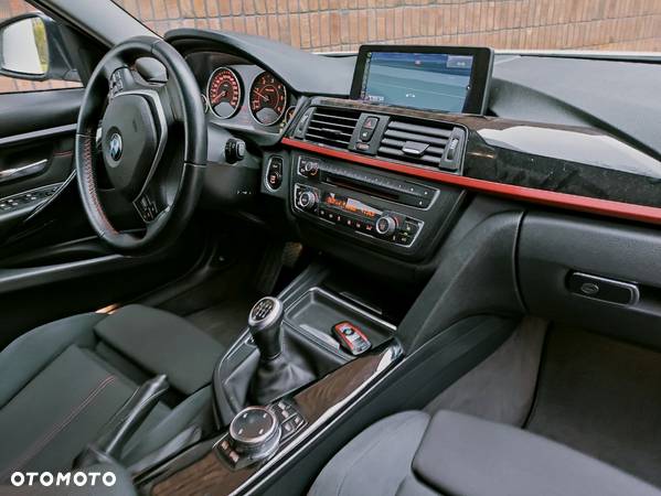 BMW Seria 3 325d Touring Sport Line - 39