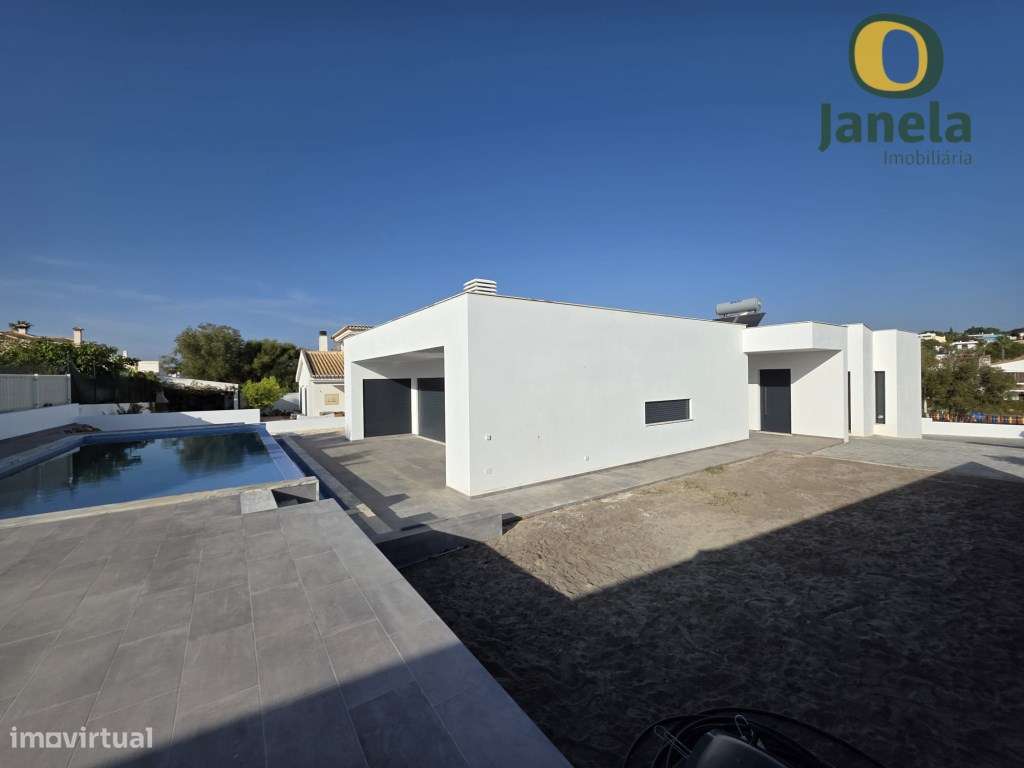 NOVA moradia Contemporânea com piscina overflow - Grande imagem: 5/20