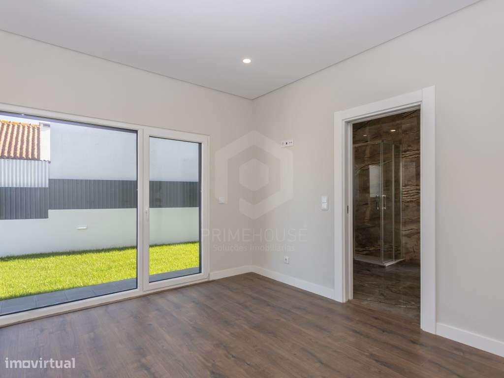 Moradia isolada T5 acabamentos Premium/ piscina e garagem-20