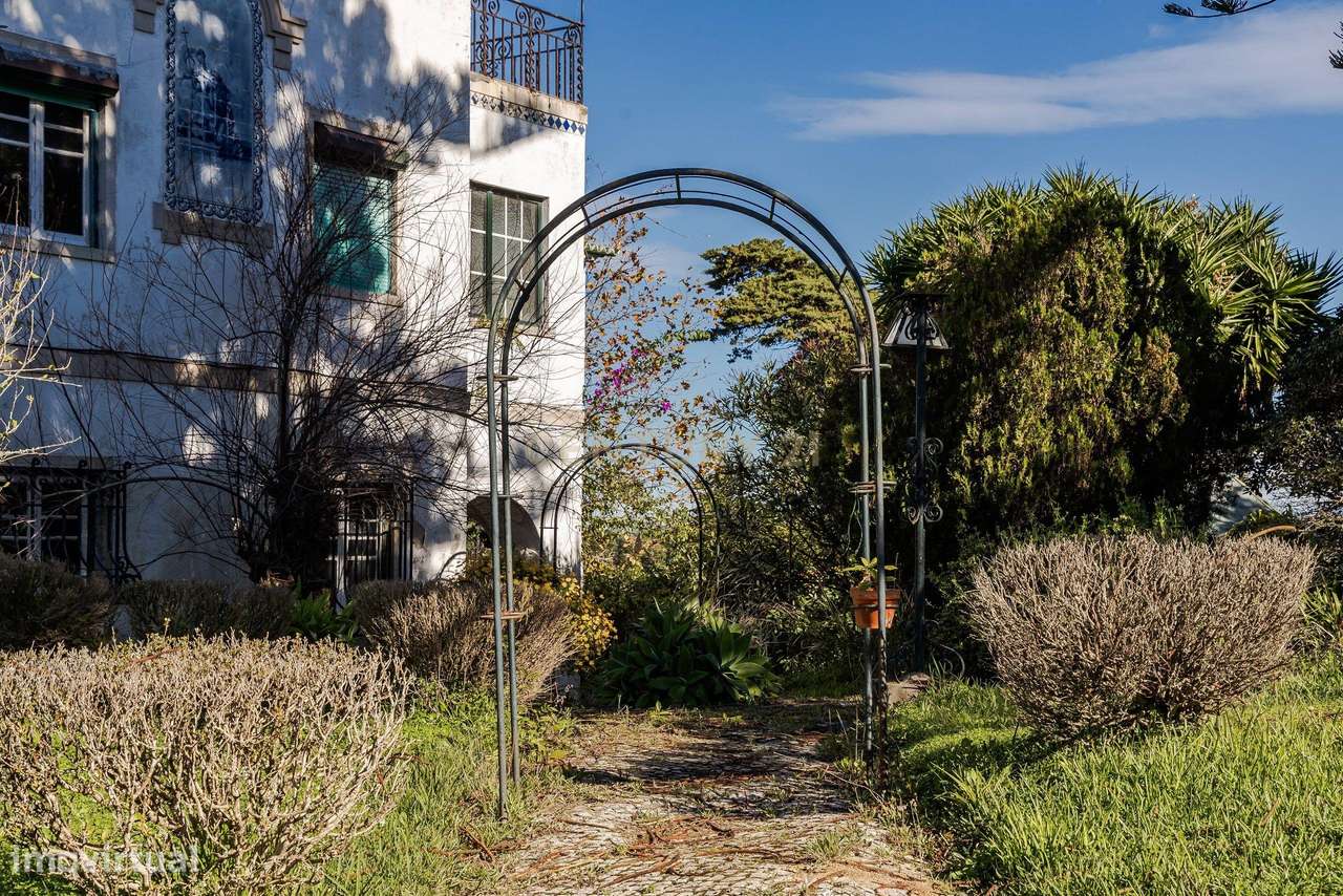 Palacete com 5 Quartos no Coração de Sintra-16