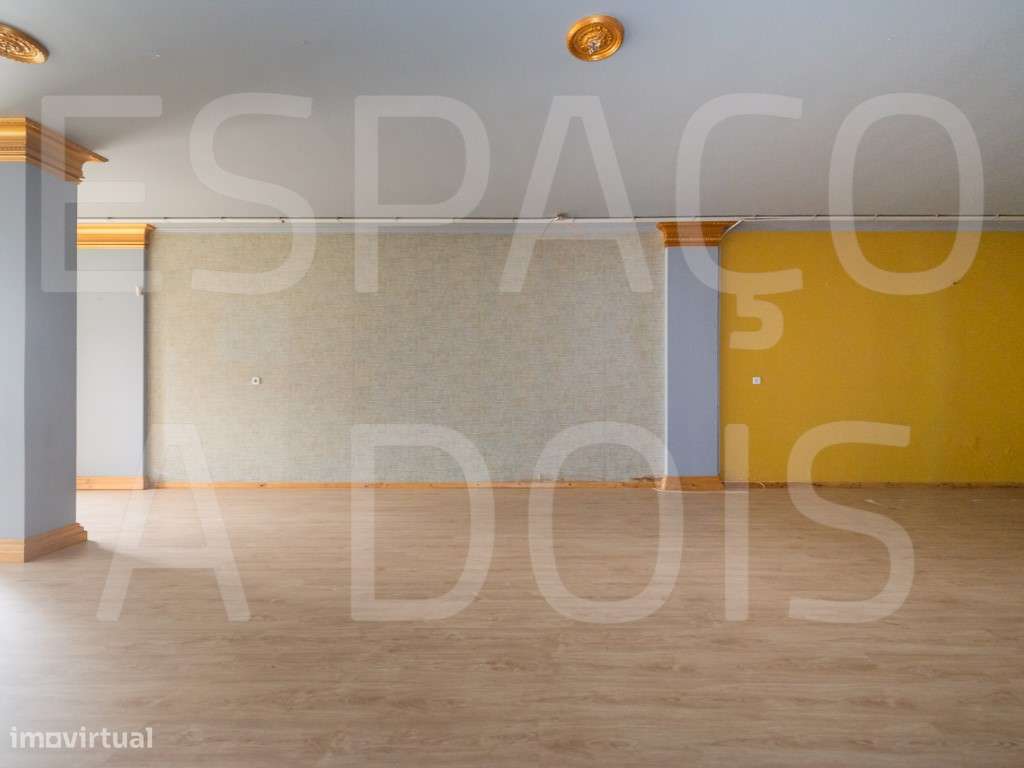 OPORTUNIDADE! Área Ampla,131m2 de área útil, Grande Montra; 2 casas...-7